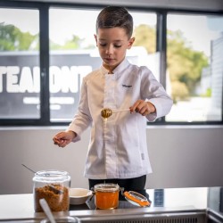 Disponible en 4-6 ans et 8-10 ans. Pour que les petits chefs ressemblent au grands. Découvrez la veste de cuisinier enfant Basil