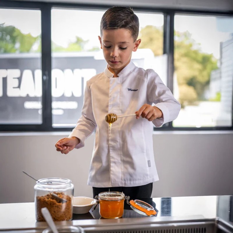 Disponible en 4-6 ans et 8-10 ans. Pour que les petits chefs ressemblent au grands. Découvrez la veste de cuisinier enfant Basil
