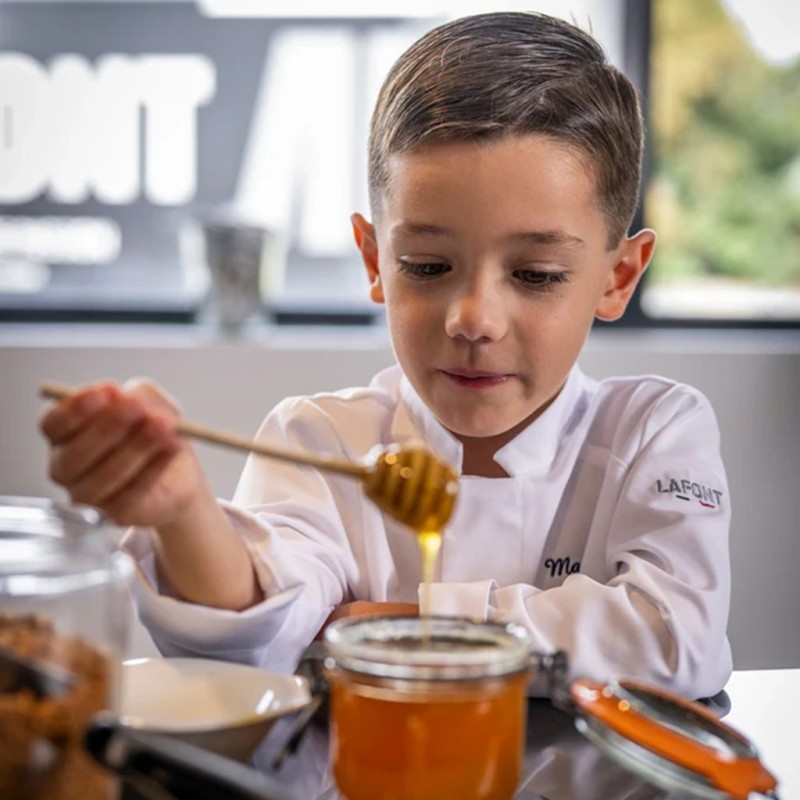 Disponible en 4-6 ans et 8-10 ans. Pour que les petits chefs ressemblent au grands. Découvrez la veste de cuisinier enfant Basil