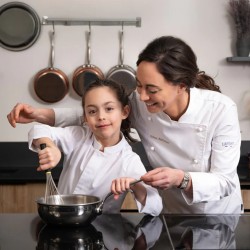 Disponible en 4-6 ans et 8-10 ans. Pour que les petits chefs ressemblent au grands. Découvrez la veste de cuisinier enfant Basil