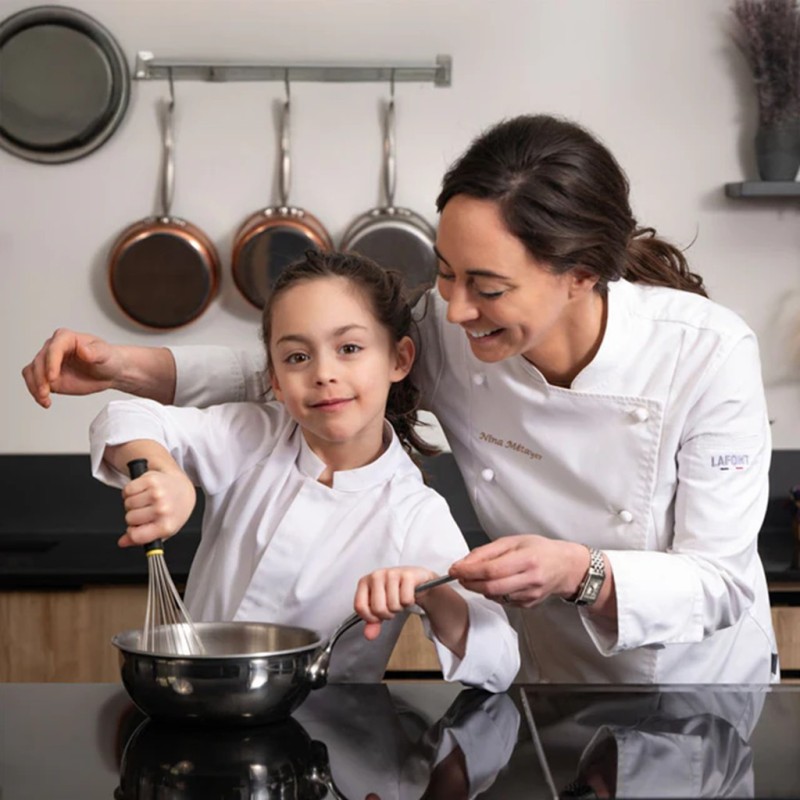 Disponible en 4-6 ans et 8-10 ans. Pour que les petits chefs ressemblent au grands. Découvrez la veste de cuisinier enfant Basil