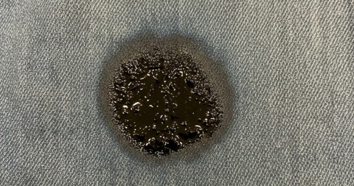 Enlever une tache de graisse mécanique sur un vêtement de travail